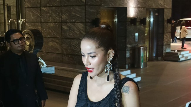 Olla Ramlan datang ke Resepsi Luna Maya dan Maxime Bouttier (31/7) [Selvianus Kopong Basar]